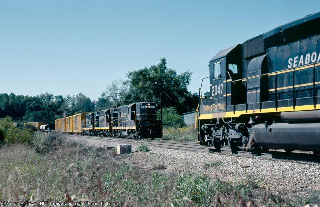 Seaboard Coast Line GP9 #1022 leading train 510 meets train 333 led by SCL SD45-2 #2047, 